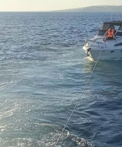 Beylikdüzü açıklarında makine arızası nedeniyle sürüklenen tekne kurtarıldı