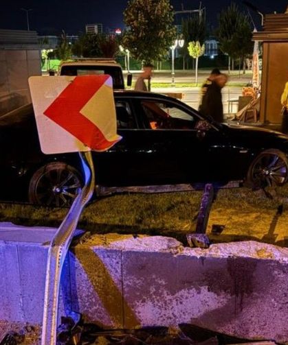 Bir garip kaza: Kaldırımdan seken otomobil 1 metrelik duvarı aştı