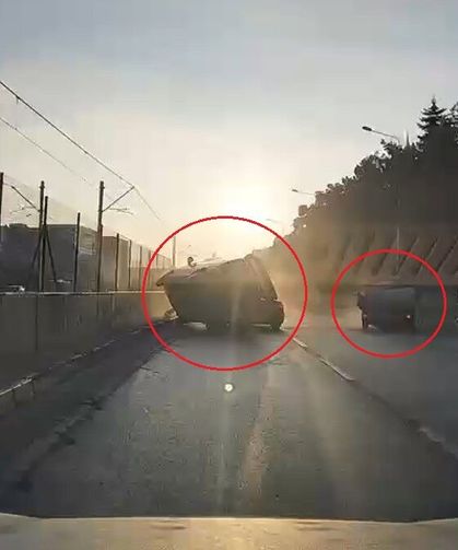 Bursa’da Hafif Ticari Araç Otomobilin Üzerine Devrildi