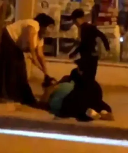 Caddede Sopalı Kavga! İki Kadın Birbirine Girdi
