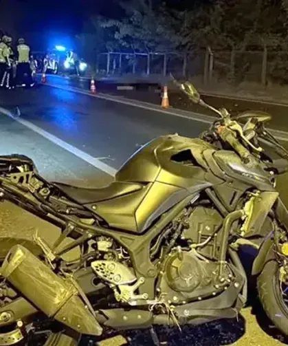 Devrilen motosikletten midibüsün altına savrulan sürücü hayatını kaybetti