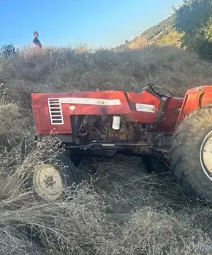 Devrilen traktörün altında kalarak hayatını kaybetti