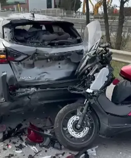 Emniyet şeridinde duran otomobile çarpan motosikletli polis yaralandı