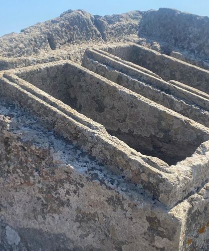 Gökçeada'da 2 bin 400 yıllık dev kayaya oyulmuş ikiz lahit mezar dikkat çekiyor