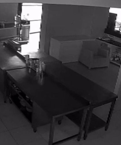 Hırsızlık için girdikleri kafede sucuklu yumurta yapıp yediler