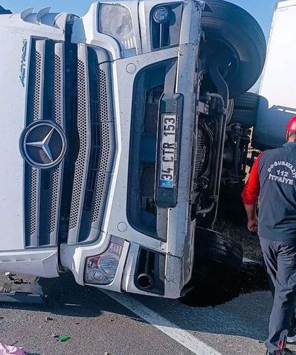 Iğdır’da Yola Çıkan Eşeğe Çarpmamak İçin Manevra Yapan Kamyon Devrildi