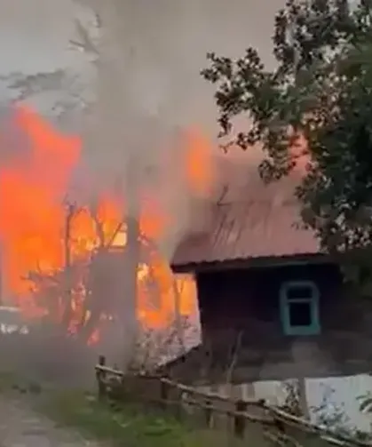 Korkutan yangın! Alevler köydeki ahşap evleri sardı