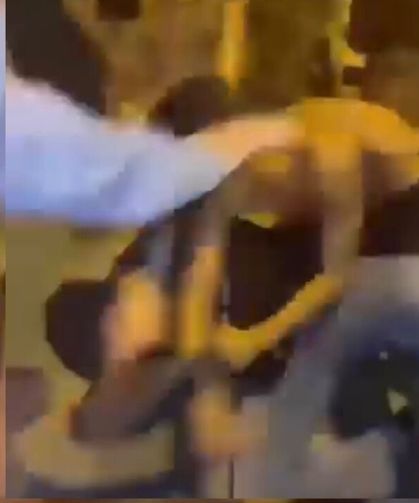 Küçükçekmece'de 2 kişinin yumruklu kavgası kamerada; arkadaşları ayırmak yerine 'vur' diye bağırdı