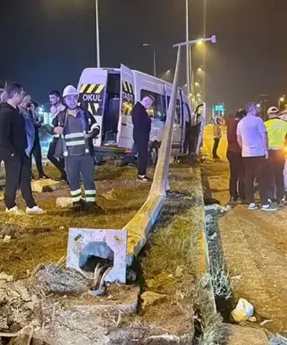 Minibüs ile hafif ticari araç çarpıştı; 21 yaralı