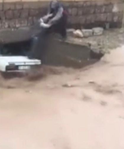 Nevşehir'de sel sularına kapılan otomobildeki 3 kişi köylüler tarafından kurtarıldı