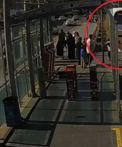 Raylara atlayan küçük kızı tişörtünden çekerek kurtardı