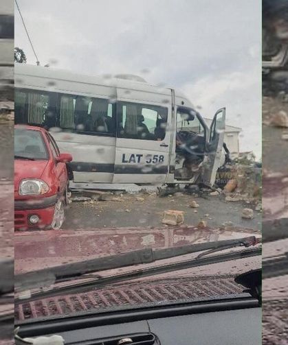 Sarıyer'de duvara çarpan okul servisinin şoförü yaralandı