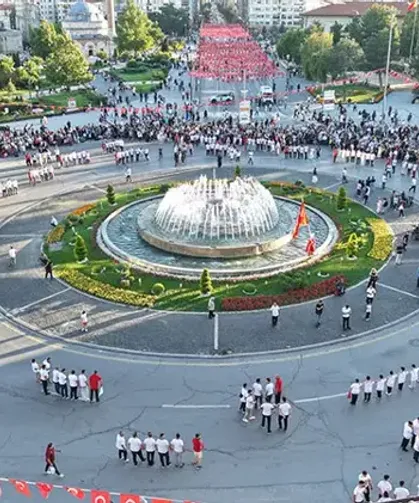 Sivas’ta 1058 kişi aynı anda halay çekti!