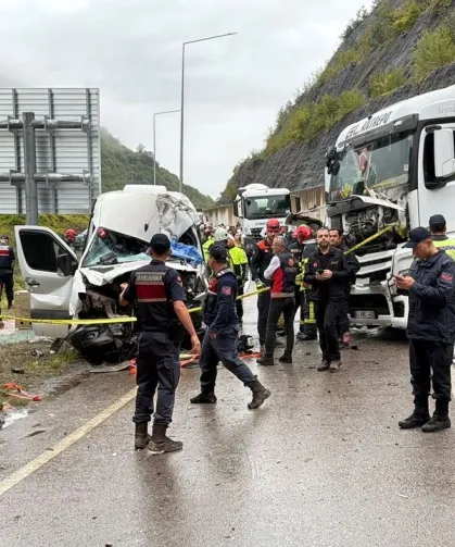 TIR ile minibüs çarpıştı: 1 ölü, 11 yaralı