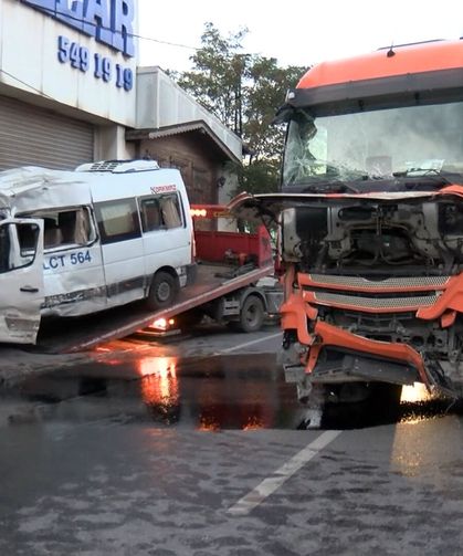 Ümraniye’de Servis Minibüsü Atık Kamyonuyla Çarpıştı! 2 Kişi Yaralandı