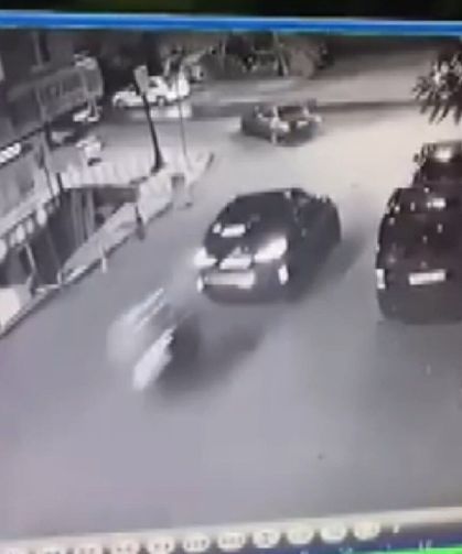 Üsküdar’da Motokurye Otomobile Arkadan Çarptı! Kaza Anı Kamerada