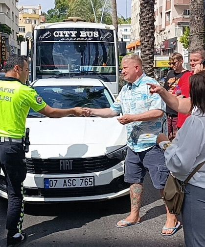 Yayalara yol veren turistin aracına minibüs çarptı