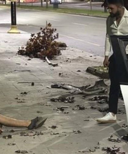 Kontrolden çıkan otomobil aydınlatma direğine saplandı: 4 yaralı