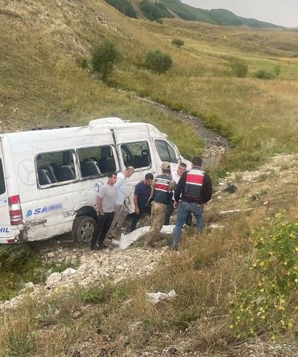 Yolcu minibüsü şarampole devrildi: 3 yaralı