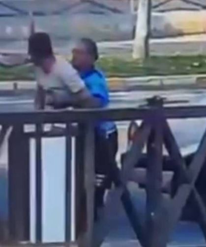 Zabıta ekipleri, okul önünde bıçak satan seyyar satıcıya müdahale etti