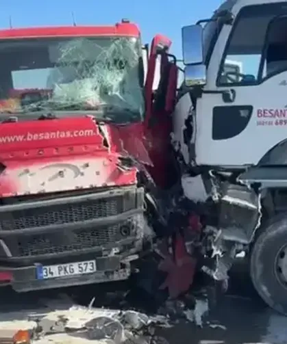 Beton mikseri karşı yöne geçerek gelen araçla çarpıştı