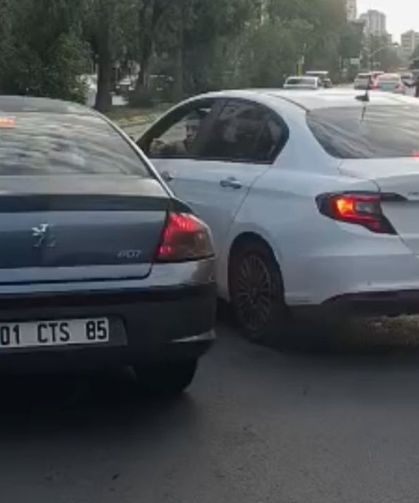 Adana’da 180 bin TL’lik cezayı yememek için araçlarından inmeden tartıştılar