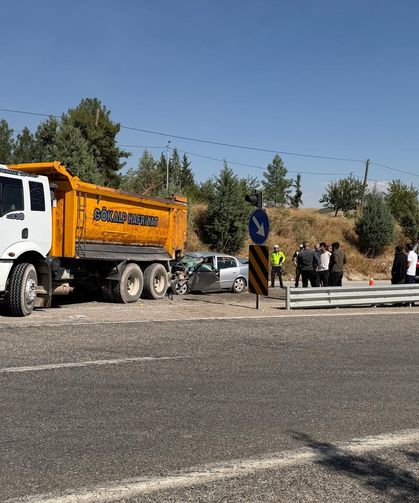 Adıyaman'da otomobil hafriyat kamyonuna çarptı! 2'si ağır 3 yaralı