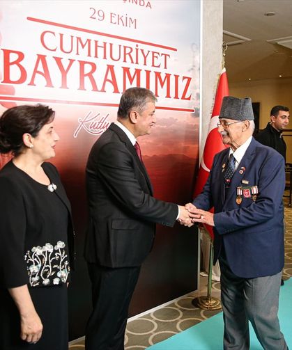 Adana'da Resepsiyonda Öğrenciler Tiyatro Sergiledi