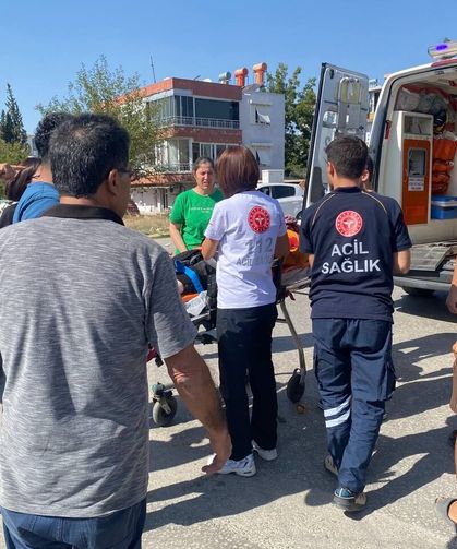 Antalya'da otomobil ile üç tekerlekli bisiklet çarpıştı: 2 yaralı
