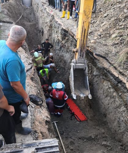 Hatay'da altyapı çalışmasında toprak altında kalan işçi kurtarıldı
