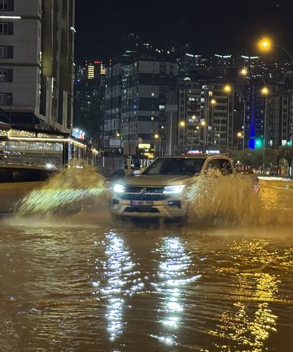 Kahramanmaraş'ta Sağanak Su Birikintilerine Yol Açtı