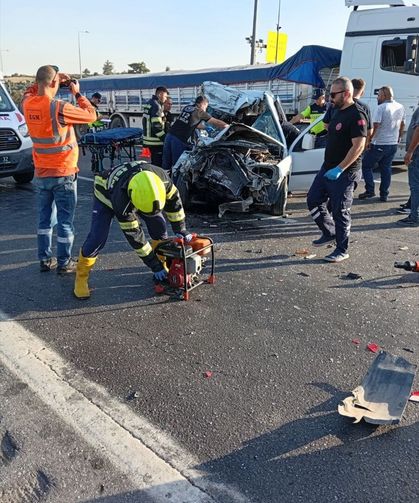 Mersin'de tıra çarpan hafif ticari araçtaki 2 kişi öldü, 1 kişi yaralandı