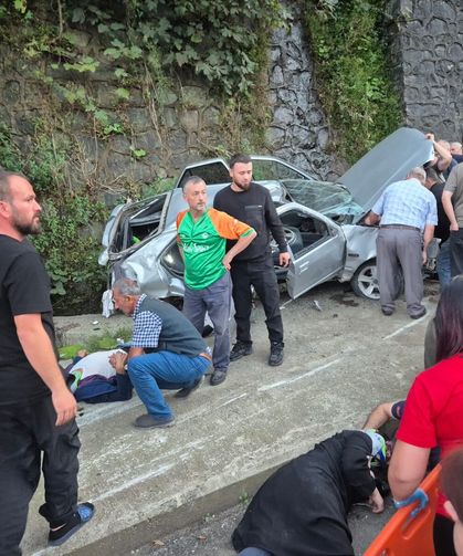 Artvin'de otomobil istinat duvarına çarptı: 3 yaralı