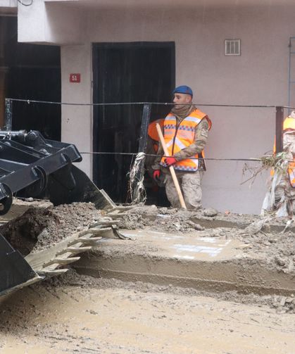 Ayazağa'da Sel Sonrası Temizliğe Jandarma Destek Verdi