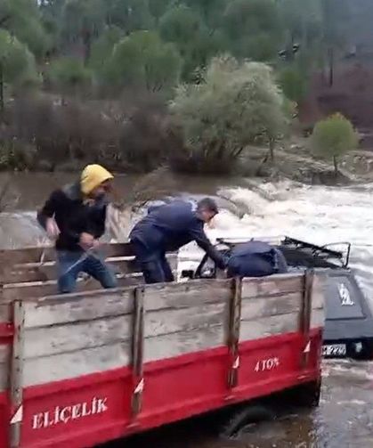 Aydın'da Sel Sularına Kapılan Otomobildekiler Kurtarıldı