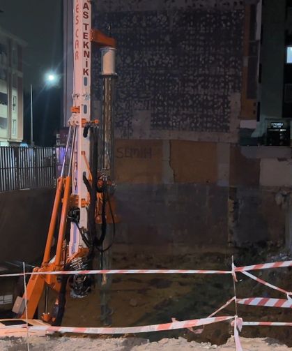 Bahçelievler'de Duvar Yıkıldı, Yol Kapatıldı