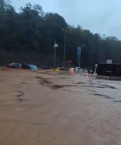 Beykoz'da sağanakla birlikte göle dönen yollarda, araçlarında mahsur kaldılar