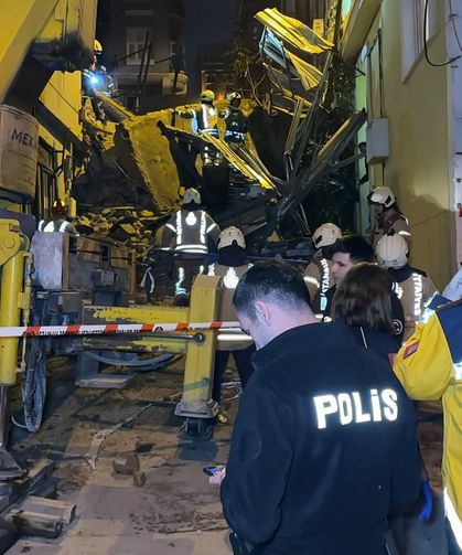 Beyoğlu'nda 5 Katlı Metruk Bina Çöktü, Ekipler Sevk Edildi