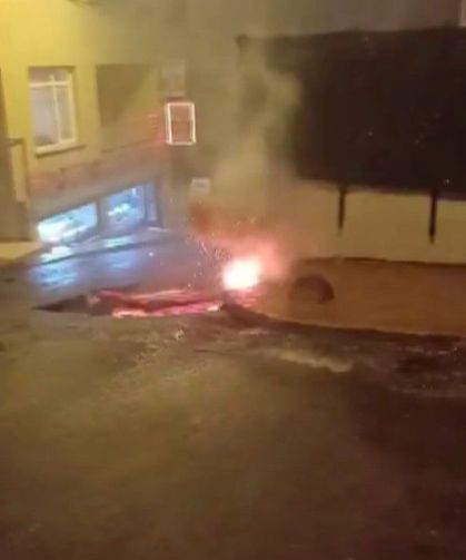 Beyoğlu'nda Elektrik Kabloları Alev Aldı