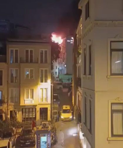 Beyoğlu'nda Otelde Yangın Çıktı, Ekipler Müdahale Ediyor