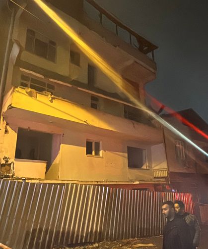 Darıca'da Boş Binanın Balkonu Çöktü, Sokak Kapatıldı