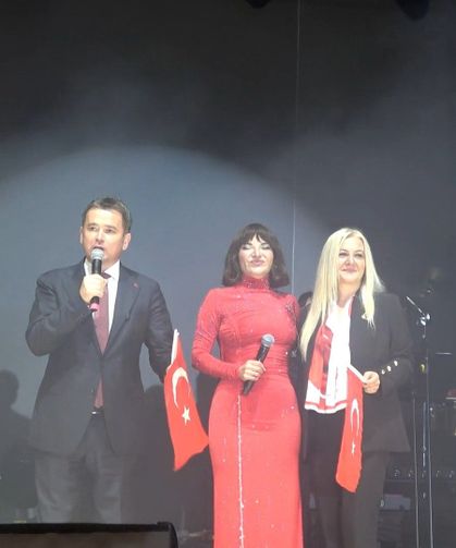 Bursa'da Göksel, Cumhuriyet Bayramı Konserinde Sahne Aldı