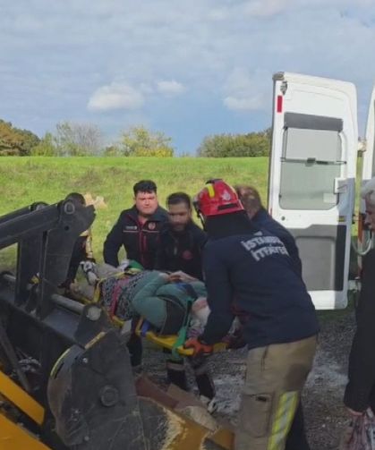 Çatalca'da sağanakta dere taştı; kolu kırılan kadın kepçeyle karşıya geçirildi