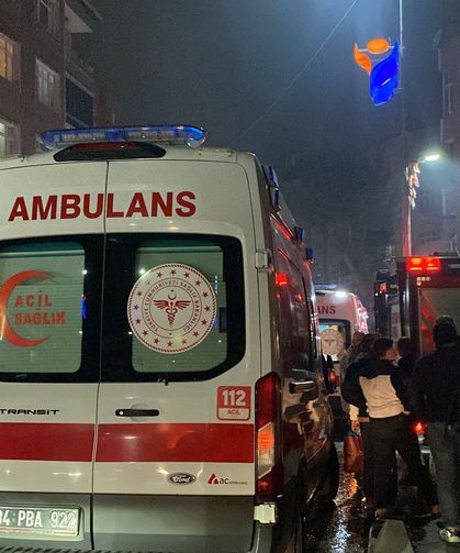 Esenler'de 5 Katlı Binanın Çatısındaki Yangın Söndürüldü