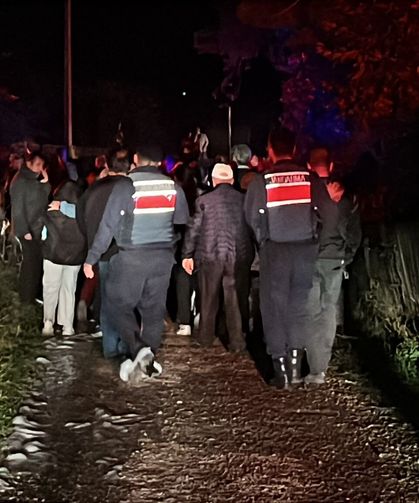 Evde başlayan yangın ahır ve traktörü de yaktı