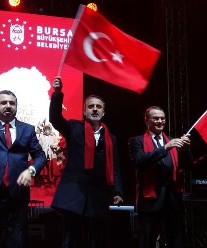 Yağmura Rağmen Bayrak Alanı Doldu