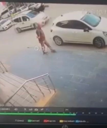 Hafif ticari aracın yayaya çarptığı kaza kamerada