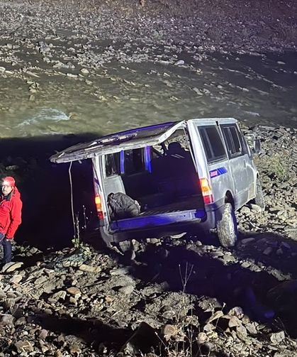 Hakkari'de Kaçak Göçmen Minibüsü Dereye Yuvarlandı