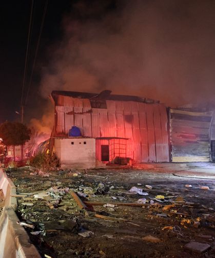 İzmir'in Buca İlçesinde Depoda Yangın Söndürüldü