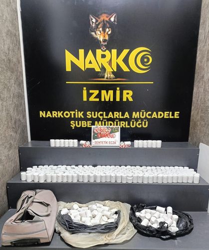 Torbalı'da Toprağa Gömülü 17 Bin 528 Sentetik Ecza Bulundu
